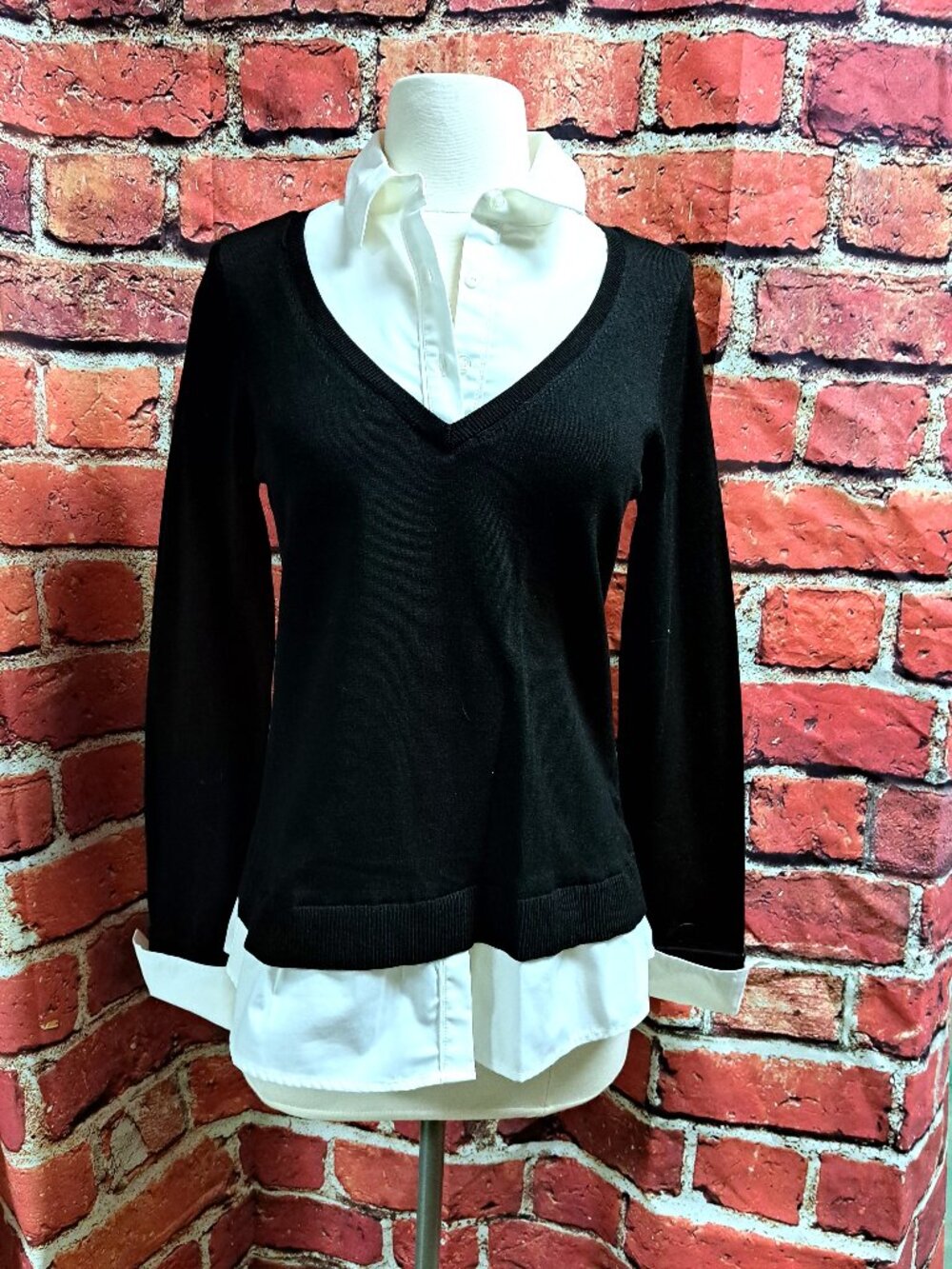 WHITE HOUSE BLACK MARKET BLACK KNIT SWEATER WITH WHITE SHIRT ACCENT SIZE SMALL
